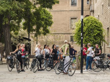 İspanya, Barselona - Eki 12, 2018 : Barselona Bisiklet turu Eski şehir şehir sokak Turist rehberli seyahat  