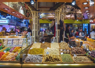 İspanya, Valencia - Eki 16, 2018 : Valencia Merkez Pazarında Kurutulmuş Meyve dükkanı