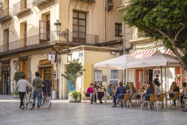 İspanya, Valencia-16 Eki, 2018: Cafe Restaurant Cozy Street Old Town People yaşam tarzı 