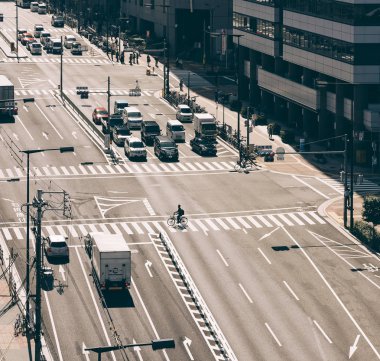 Osaka, Japonya-Nisan 18, 2017: Osaka şehir Caddesi Araba taşımacılığı Iş bölgesi Insanlar yürüyüş üzerinde yürüme