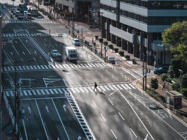 Osaka, Japonya-Nisan 18, 2017: Osaka şehir Caddesi Araba taşımacılığı Iş bölgesi Insanlar yürüyüş üzerinde yürüme