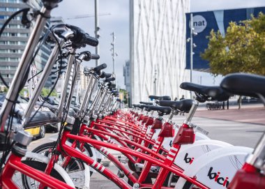 İspanya, Barselona - Eki 12, 2018 : Barselona'da Bicing Bisiklet kiralama hizmeti Ulaşım