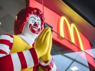 Bangkok, Tayland - Mar 14, 2019 : Tayland Tay Stil Mc Donald Maskot Dükkanı ön 