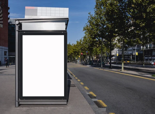 Falsificare il modello di banner per cartelloni pubblicitari alla fermata dell'autobus Media all'aperto Europa città — Foto Stock
