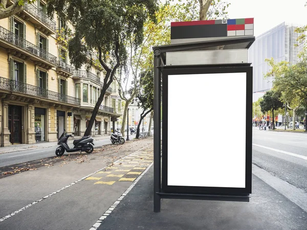 Falsificare il modello di banner per cartelloni pubblicitari alla fermata dell'autobus Media street città all'aperto — Foto Stock