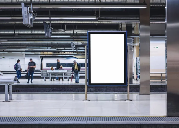 地下鉄駅で看板をモックアップ プラットフォームで待っている人 — ストック写真