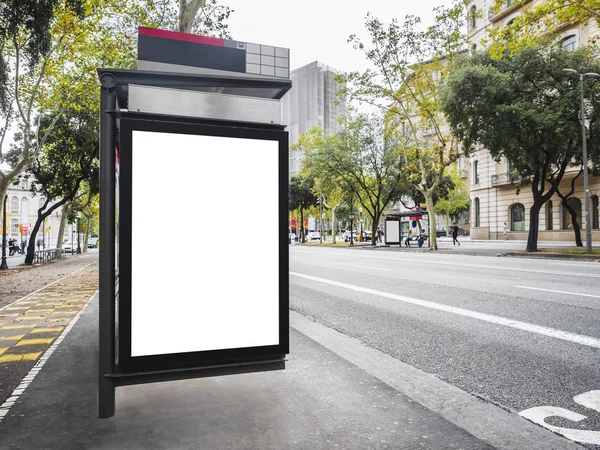 Falsificare il modello di banner per cartelloni pubblicitari presso Bus Shelter Media outdoor city street — Foto Stock