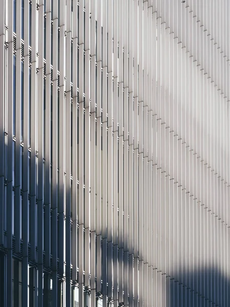 Patrón de acero Detalle de arquitectura Diseño de fachada Iluminación de sombra — Foto de Stock