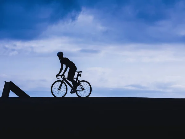 Silhouette Mann auf Fahrrad Radfahrer fixe Ausrüstung Reiten im Freien — Stockfoto