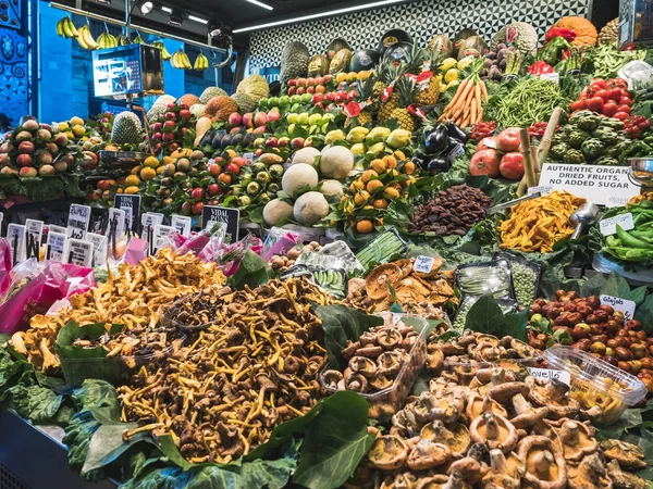 Warzywa i owoce stoisko Organic Farm produkt sprzedać w rynku — Zdjęcie stockowe