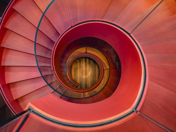 Escadaria em espiral Detalhe da arquitetura moderna Cor vermelha Fundo abstrato — Fotografia de Stock