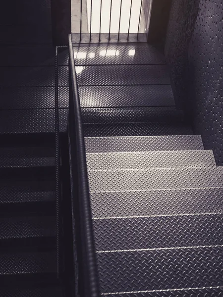 金属階段階段階段セメント壁建築の詳細 — ストック写真