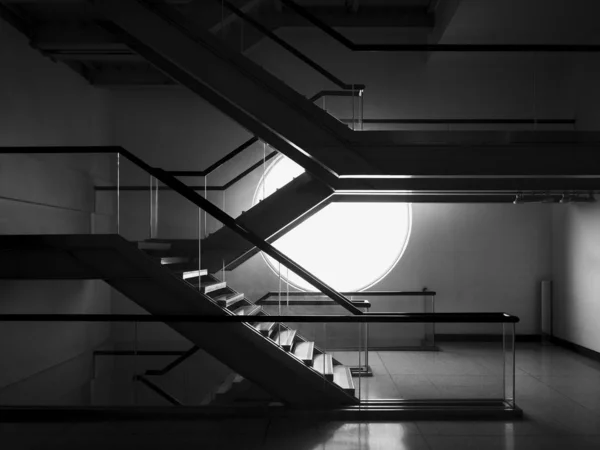 Treppe innen moderne Gebäudebeleuchtung Schatten Fenster Innenarchitektur — Stockfoto