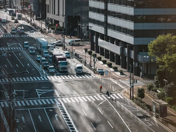 Osaka, Japonia-kwi 18, 2017: Osaka City Street transport samochodowy Dzielnica biznesowa ludzie chodzą na crosswalk — Zdjęcie stockowe