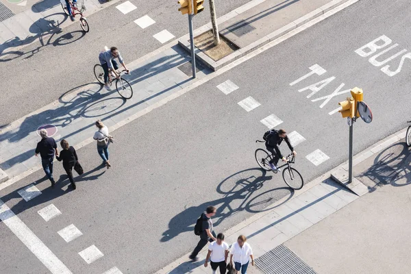 거리를 횡단하는 사람들 자전거 와 도보 교통 표지판 스마트 시티 도시 라이프 스타일 — 스톡 사진