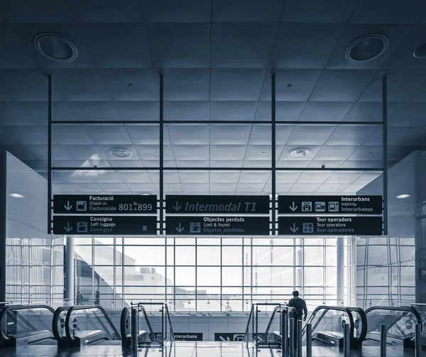 공항 건물 내부 에스컬레이터 정보 사이니지 여행 교통 — 스톡 사진