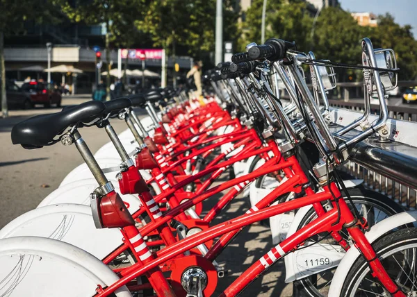 ESPAÑA, BARCELONA - 12 OCT 2018: Bicing Servicio de alquiler de bicicletas Transporte en Barcelona — Foto de Stock