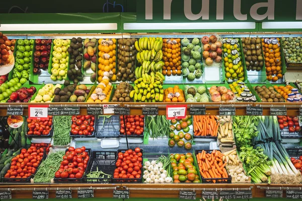 Barcelona, Hiszpania-23 października 2018: świeże owoce i warzywa w półce supermarket Food Retail Business — Zdjęcie stockowe