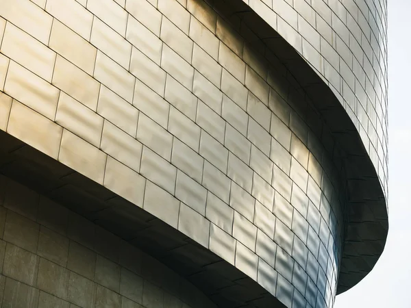 Detalles de la arquitectura Edificio moderno Fachada de azulejos metálicos futuristas — Foto de Stock