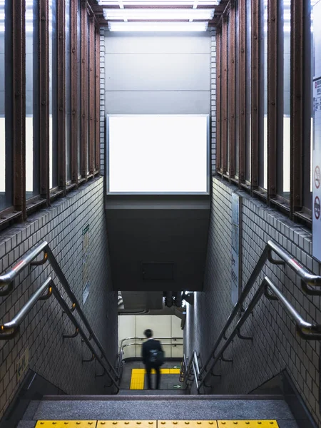 人々が歩いてバナーテンプレート地下鉄の階段をモックアップ — ストック写真