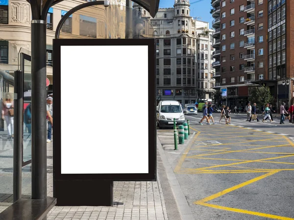 Образец шаблона рамки плаката Медиареклама на открытом воздухе в автобусном приюте — стоковое фото