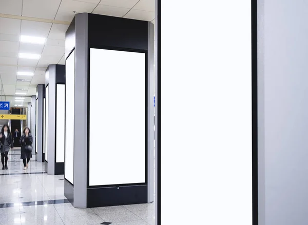 Burla en blanco hasta caja de luz conjunto de medios de comunicación stand edificio interior — Foto de Stock