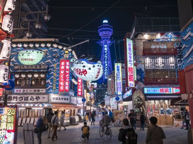 Osaka, Japonya-Nisan 15, 2017: Tsutenkuku kule gece hayatı alışveriş caddesi Osaka şehir Landmark