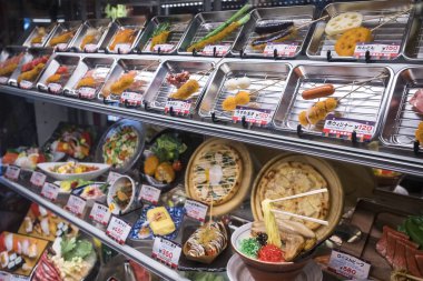 Osaka, Japonya-Nisan 15, 2017: Japon Restaurant menü gıda modeli Bar Restoran sokak