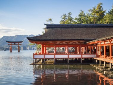 Hiroşima, Japonya-3 Kasım, 2015: Miyajima Itsukushima Shrine Tori Gate Famous Landmark Hiroşima Japonya