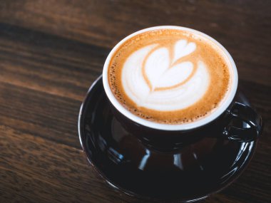 Ahşap masa sıcak içecek Cafe yaşam tarzı üzerinde Kahve fincanlatte sanat