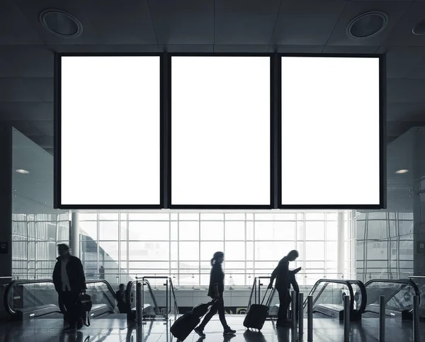 Exibição de informações de voo a bordo da Mock-up no aeroporto com passageiros com bagagem — Fotografia de Stock