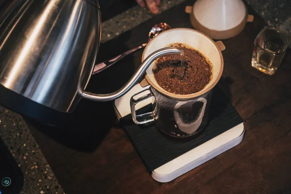 Mão gotejamento café Barista derramando água no chão de café com filtro — Fotografia de Stock