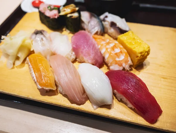 Sushi ingesteld op houten plaat Japans eten Japans eten — Stockfoto