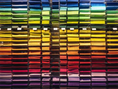 Raf üzerinde renkli kağıt Sabit mektup kağıt ve zarf 