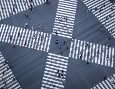 İnsanlar Crossing sokak Yürüyüş Tabela Top görünümü şehir Crosswalk 