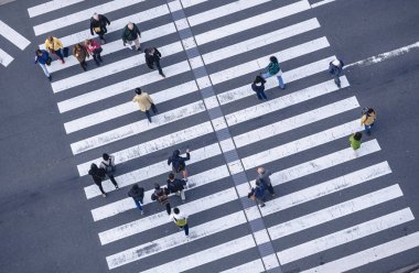 İnsanlar Crossing sokak Yürüyüş Tabela Top görünümü Şehir Yaya Geçidi işareti
