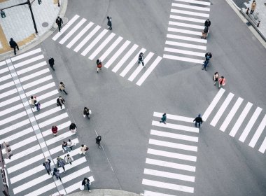 Şehirde Crossing sokak Tabela Top görünümü Crosswalk yürüyüş İnsanlar 