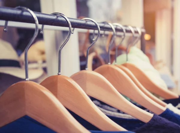 Oděvy na Hangers móda maloobchod displej obchod — Stock fotografie