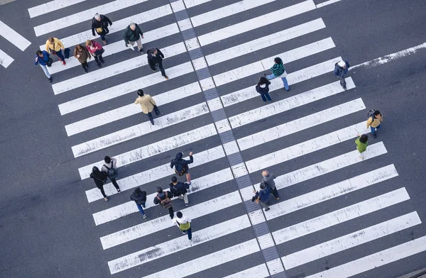 Gente caminando Crossing street Sign Vista superior City Crosswalk sign — Foto de Stock