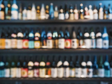 Rafta Sake şişeler Japon Alkol içecek Blur Bar arka plan