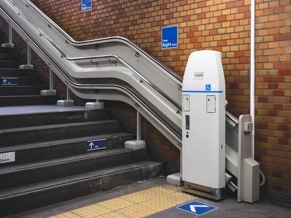 Engelli merdivenler asansör Sağlık tesisi Kamu binası — Stok fotoğraf