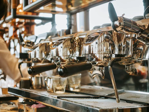 咖啡吧餐厅的咖啡机制作浓缩咖啡 — 图库照片