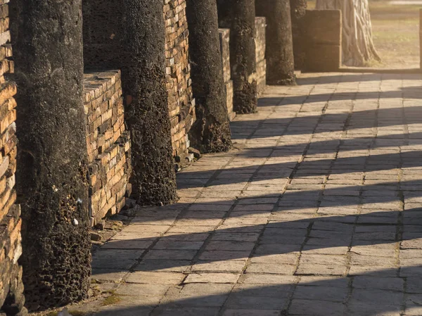 Colonnes en pierre en rangée Architecture historique Lumière du soleil — Photo