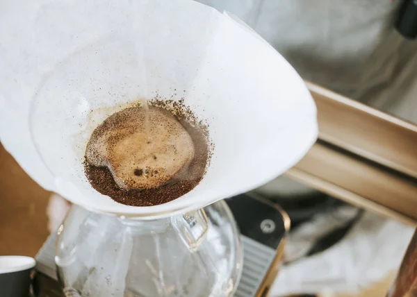 Goteo de café a mano, Barista verter agua en el café molido con filtro —  Fotos de Stock