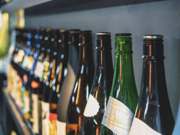 Botellas de sake en fila Japonés Bebida alcohólica Fondo de la barra — Foto de Stock