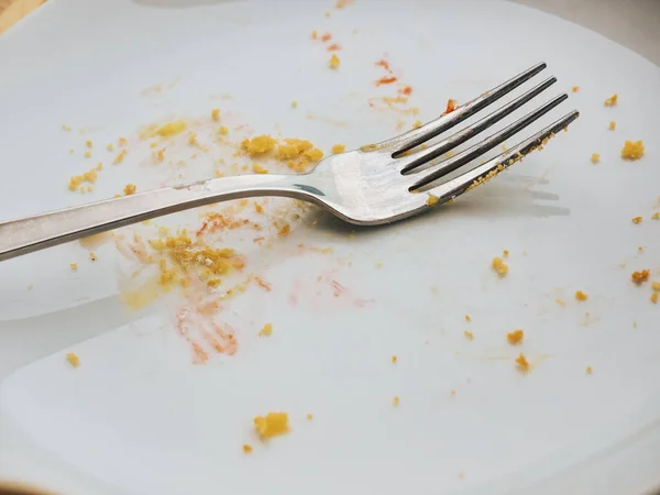 Tenedor en plato vacío comida de acabado —  Fotos de Stock