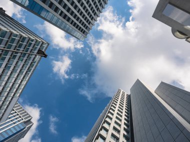 Gökdelen, mavi gökyüzü arka planına sahip modern mimari inşa ediliyor