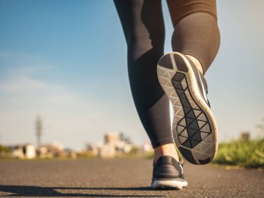 Egzersiz parkında koşan kadın. Sağlıklı yaşam tarzı.