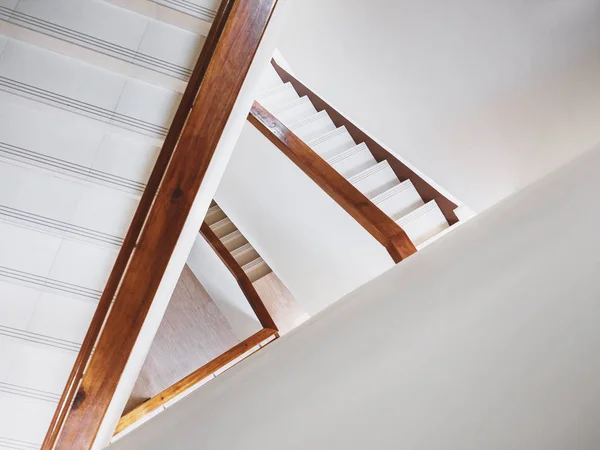 Σκάλες βήμα λευκό χώρο προοπτική Αρχιτεκτονική λεπτομέρειες — Φωτογραφία Αρχείου
