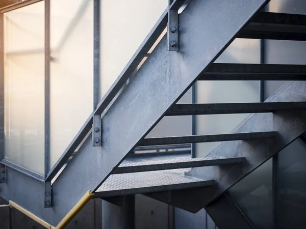 Escalera escalera de metal muro de cemento detalles de la arquitectura — Foto de Stock